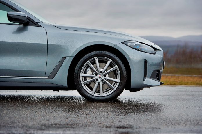 2025_11_Bridgestone_blizzak6_productshots_wet_01